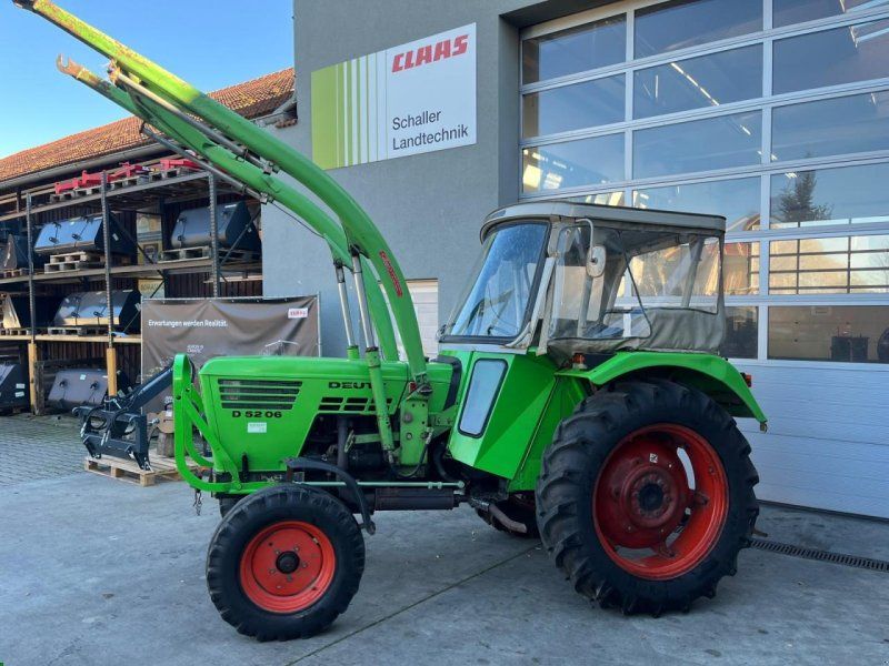 Deutz-Fahr D5206 mit Frontlader, Verdeck  und Mähbalken