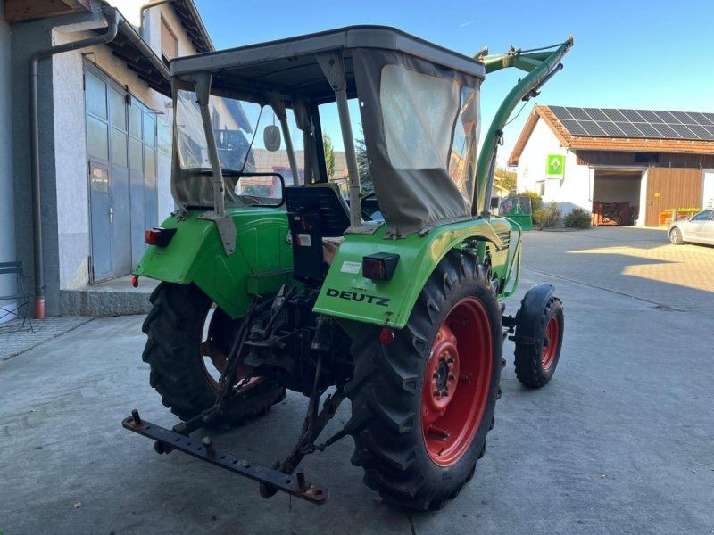 Deutz-Fahr D5206 mit Frontlader, Verdeck  und Mähbalken