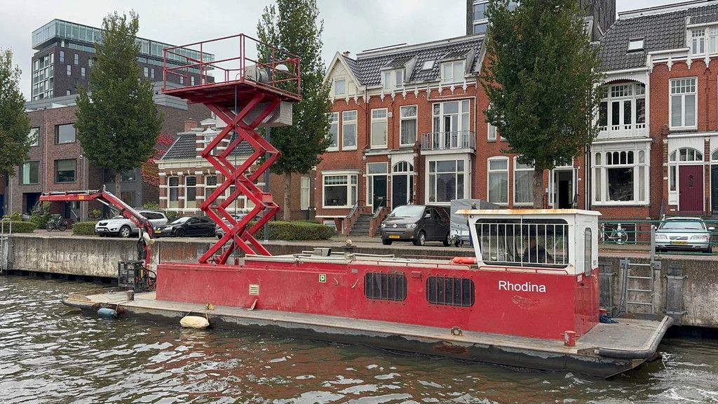 Rusthoven Rhodina met laadkraan en schaarhoogwerker Dekschuit werkboot