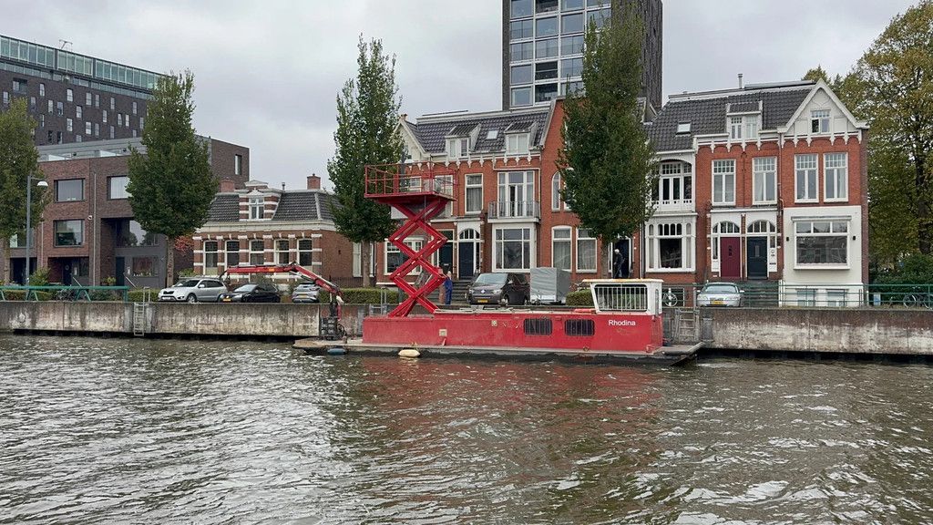 Rusthoven Rhodina met laadkraan en schaarhoogwerker Dekschuit werkboot