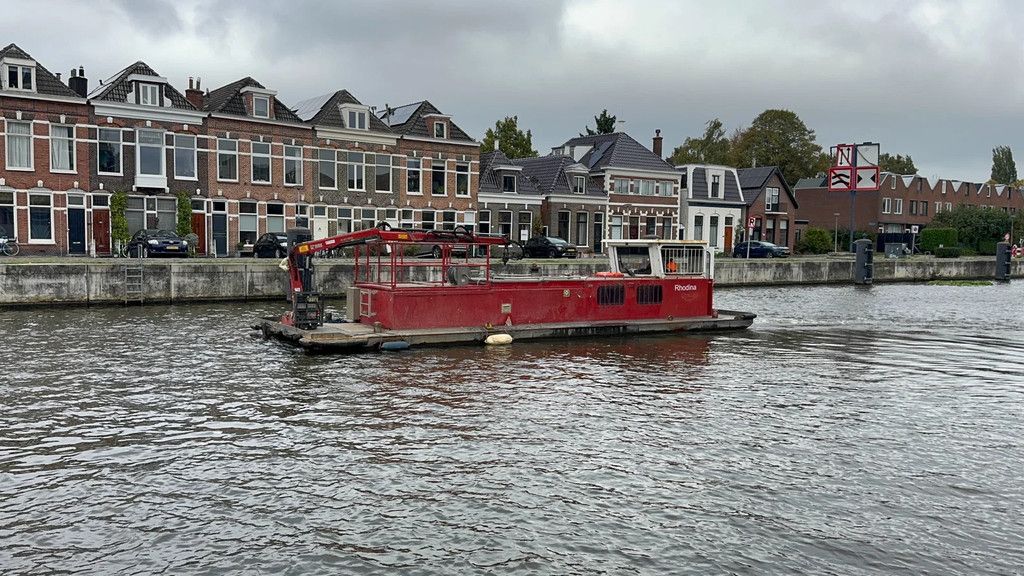 Rusthoven Rhodina met laadkraan en schaarhoogwerker Dekschuit werkboot