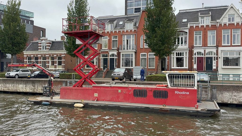 Rusthoven Rhodina met laadkraan en schaarhoogwerker Dekschuit werkboot