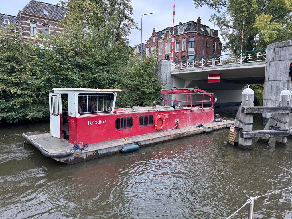 Rusthoven Rhodina met laadkraan en schaarhoogwerker Dekschuit werkboot