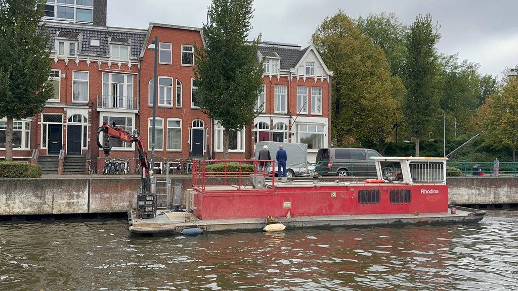 Rusthoven Rhodina met laadkraan en schaarhoogwerker Dekschuit werkboot