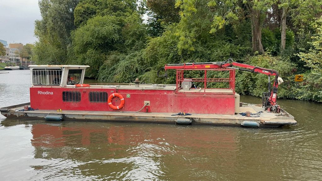 Rusthoven Rhodina met laadkraan en schaarhoogwerker Dekschuit werkboot