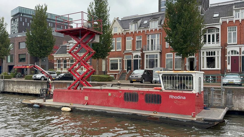 Rusthoven Rhodina met laadkraan en schaarhoogwerker Dekschuit werkboot