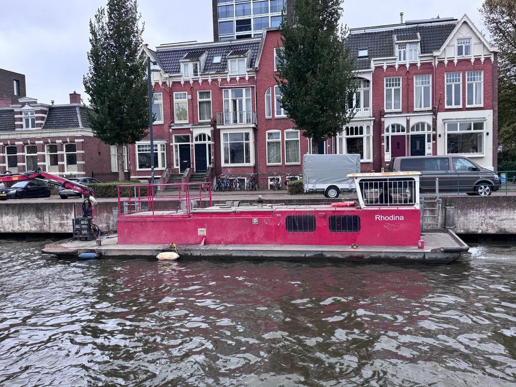 Rusthoven Rhodina met laadkraan en schaarhoogwerker Dekschuit werkboot