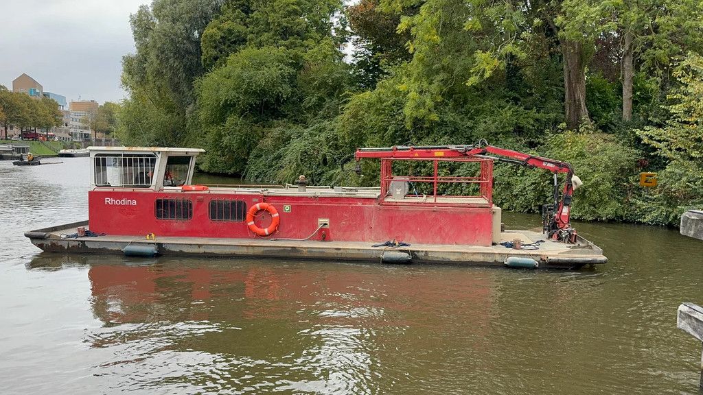 Rusthoven Rhodina met laadkraan en schaarhoogwerker Dekschuit werkboot