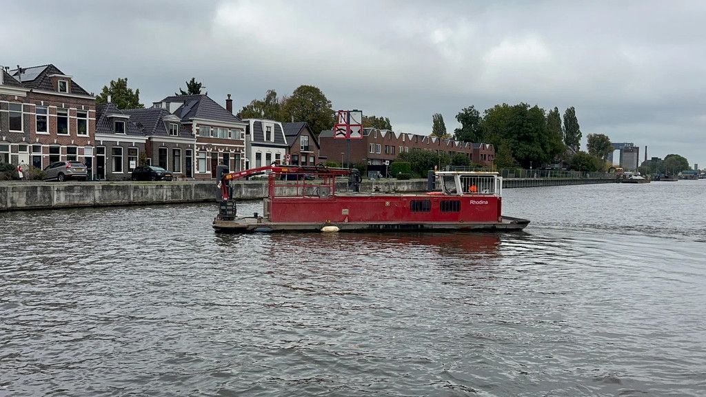 Rusthoven Rhodina met laadkraan en schaarhoogwerker Dekschuit werkboot