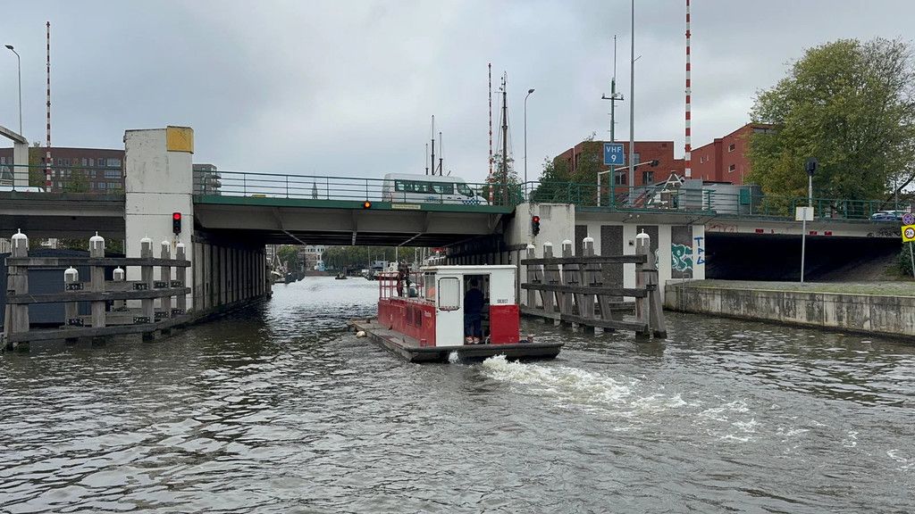 Rusthoven Rhodina met laadkraan en schaarhoogwerker Dekschuit werkboot