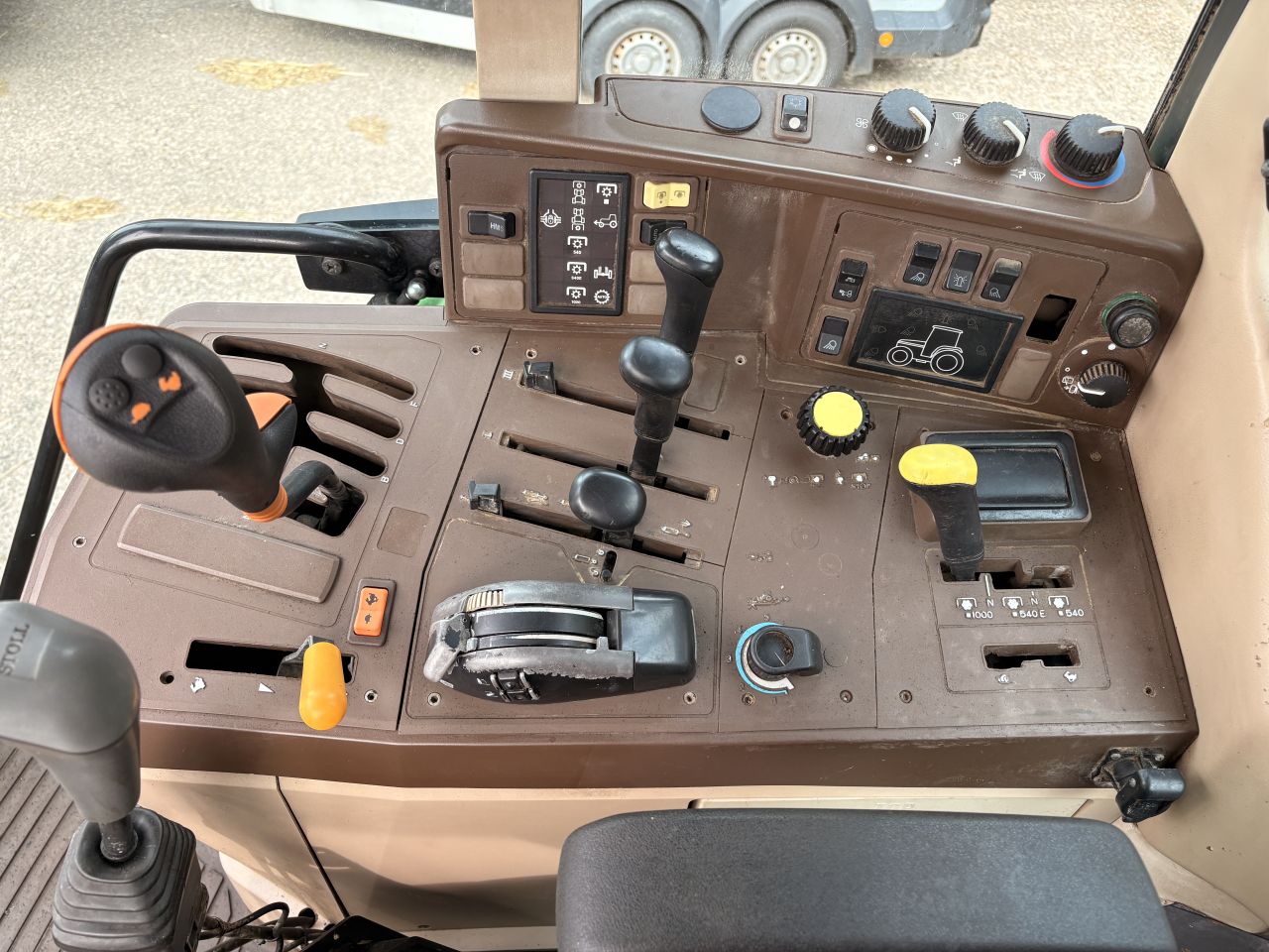 John deere 6810