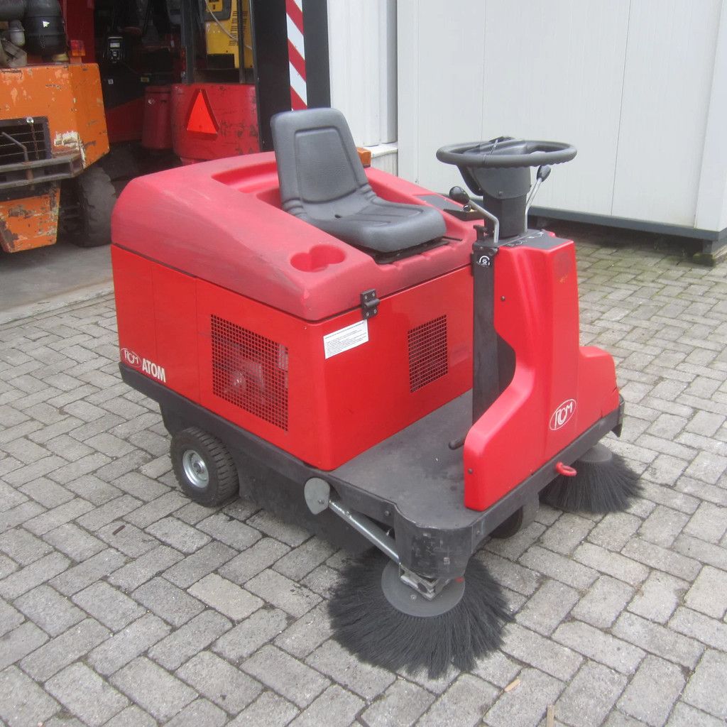 RCM Atom- E-plus, veegbr. 1.30 mtr. zit-zuig-veegmachine.