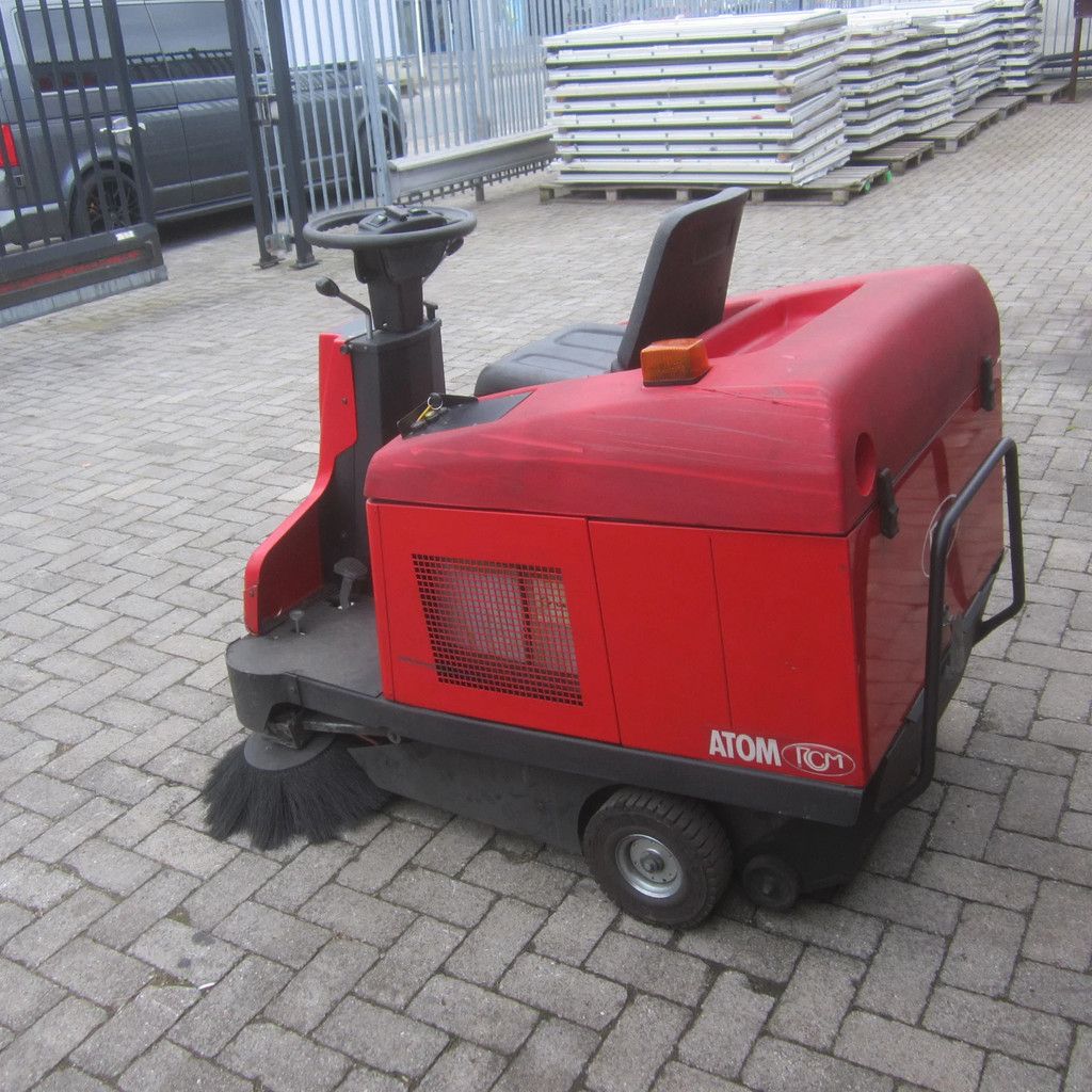 RCM Atom- E-plus, veegbr. 1.30 mtr. zit-zuig-veegmachine.