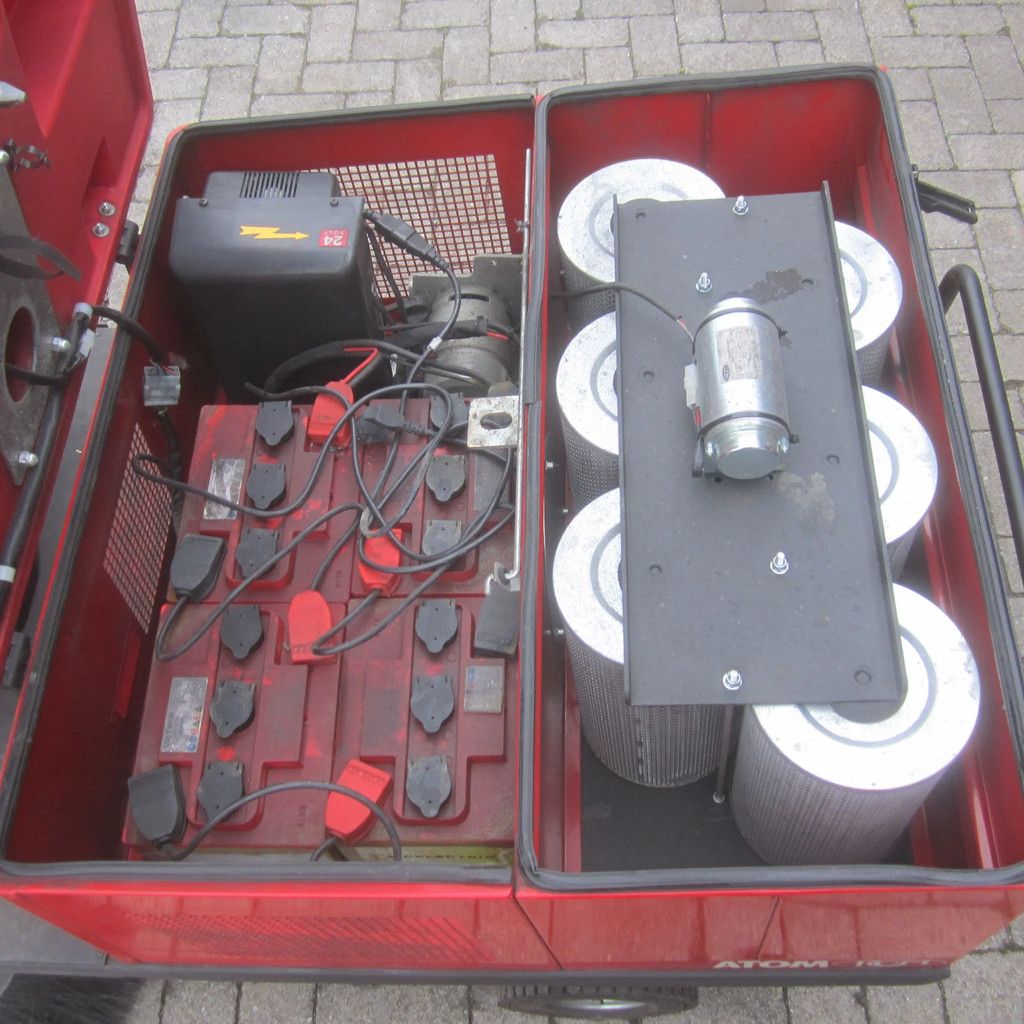 RCM Atom- E-plus, veegbr. 1.30 mtr. zit-zuig-veegmachine.