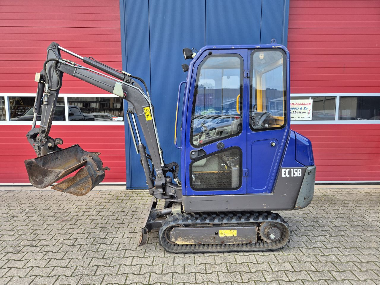VOLVO EC15 GRAAFMACHINE SLECHTS 2800 UUR MET 2 BAKKEN