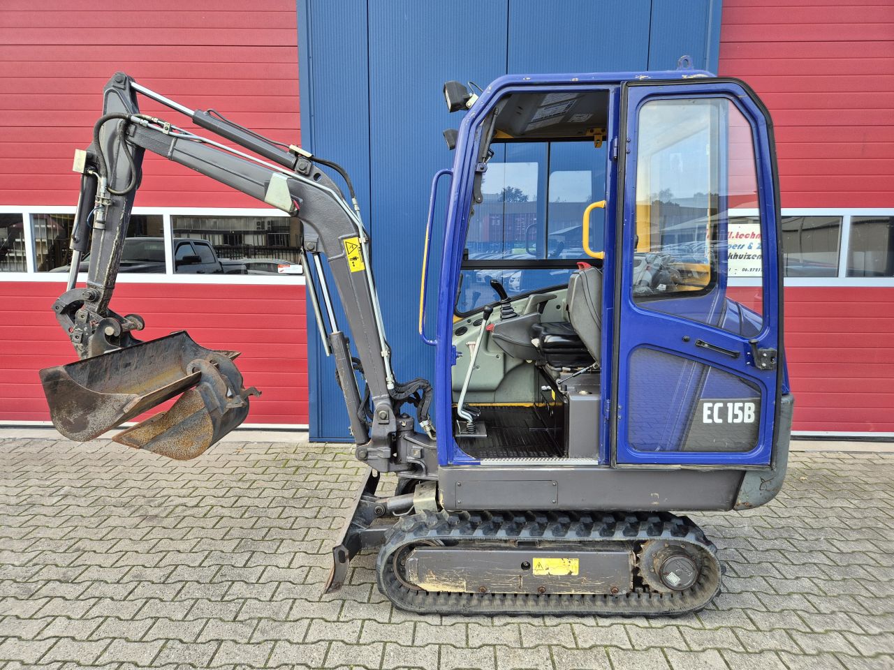VOLVO EC15 GRAAFMACHINE SLECHTS 2800 UUR MET 2 BAKKEN