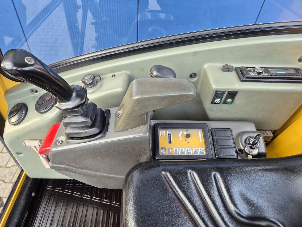 VOLVO EC15 GRAAFMACHINE SLECHTS 2800 UUR MET 2 BAKKEN
