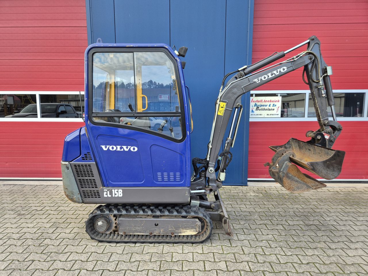 VOLVO EC15 GRAAFMACHINE SLECHTS 2800 UUR MET 2 BAKKEN