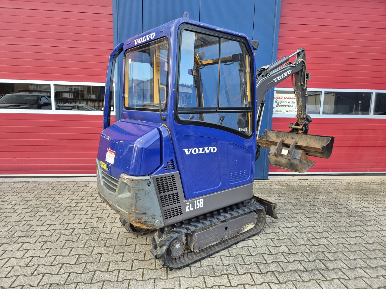 VOLVO EC15 GRAAFMACHINE SLECHTS 2800 UUR MET 2 BAKKEN
