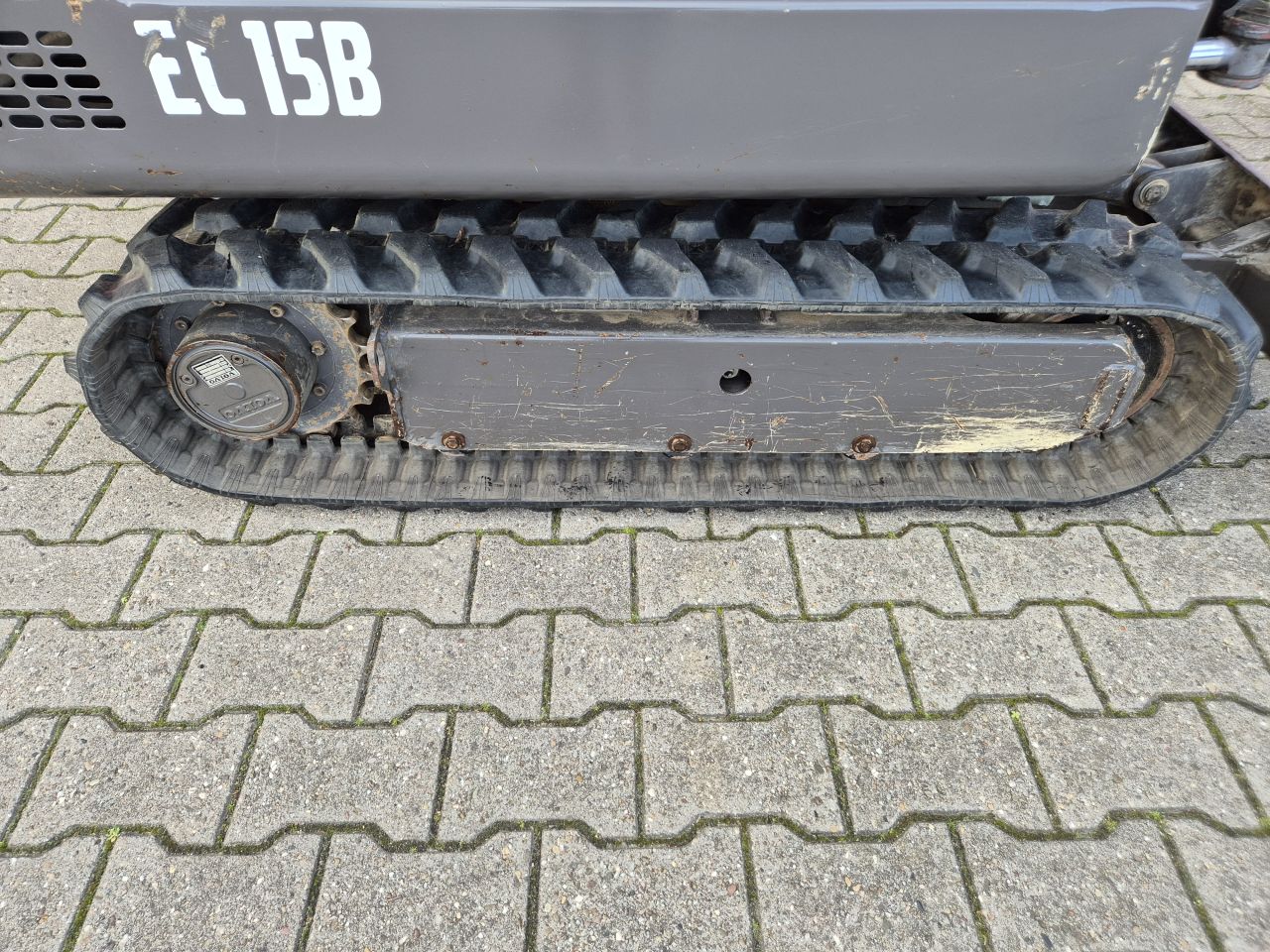 VOLVO EC15 GRAAFMACHINE SLECHTS 2800 UUR MET 2 BAKKEN