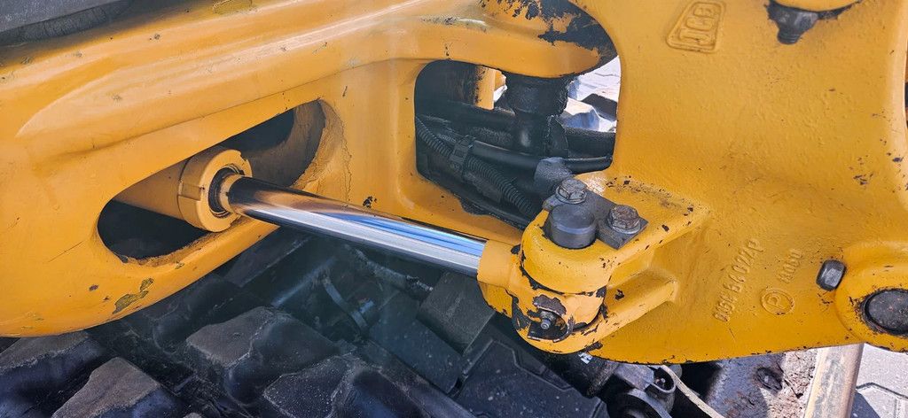 JCB 8018