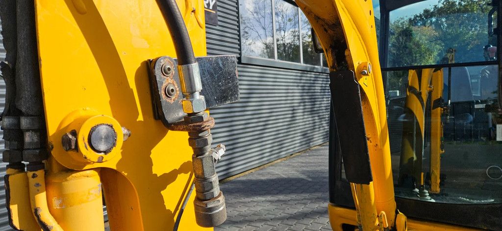 JCB 8018