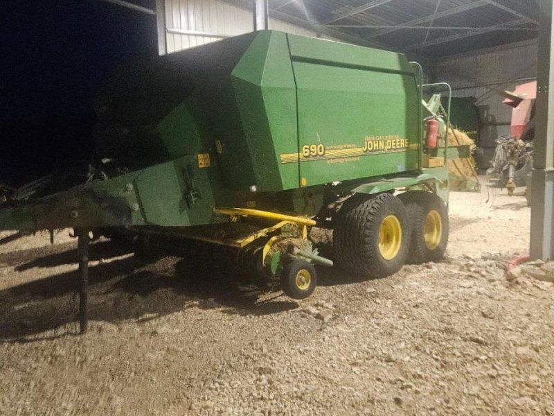 John Deere 690
