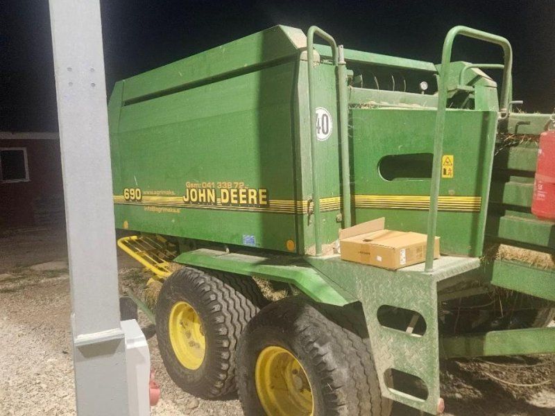 John Deere 690