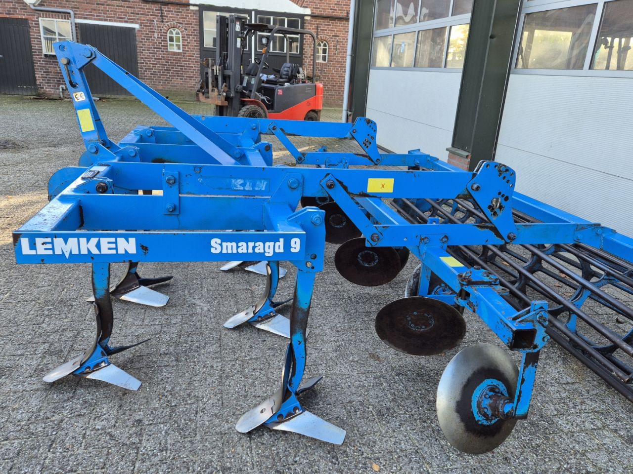 Lemken Smaragd 9 300 met kantschijven vleugelschaar cultivator