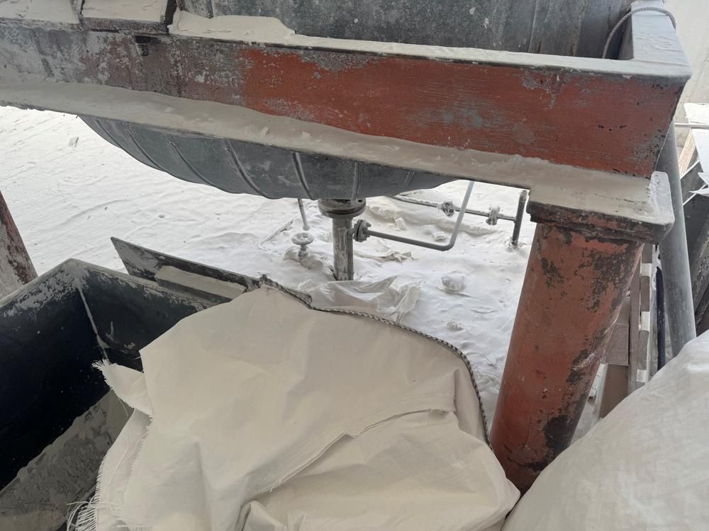 (solid material) weighing and dosing station