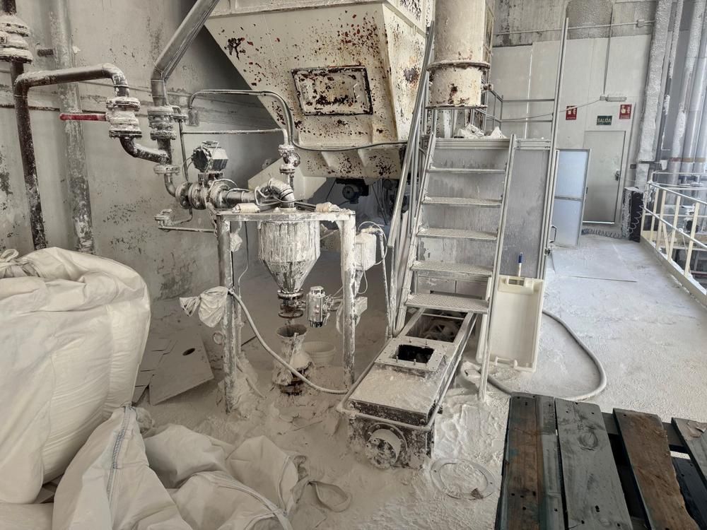 (solid material) weighing and dosing station