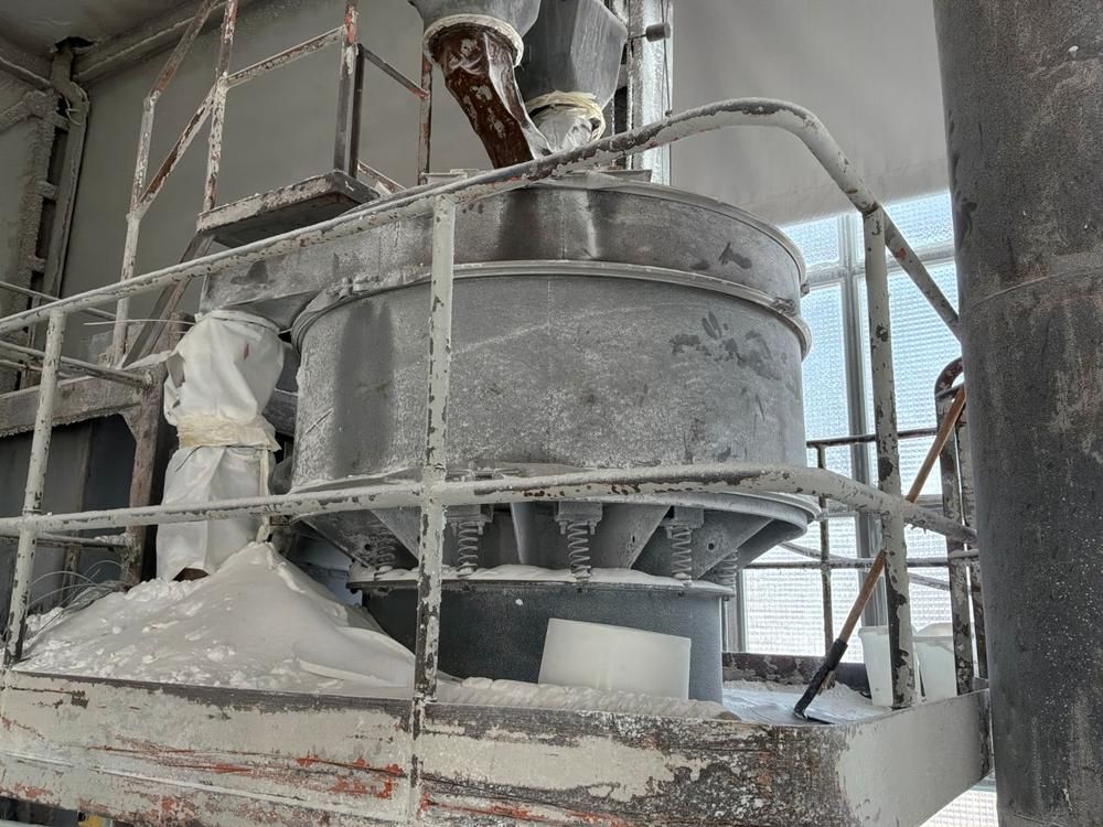 Vibration filter and storage tank