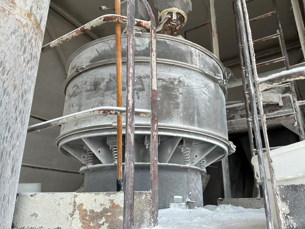 Vibration filter and storage tank
