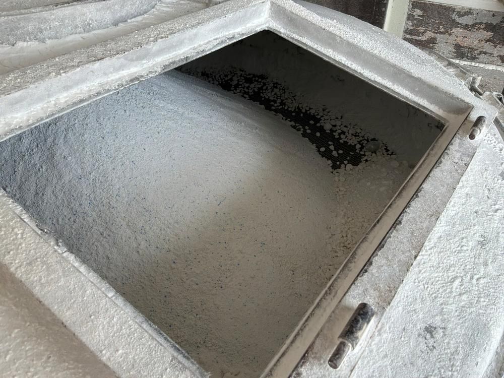 Vibration filter and storage tank