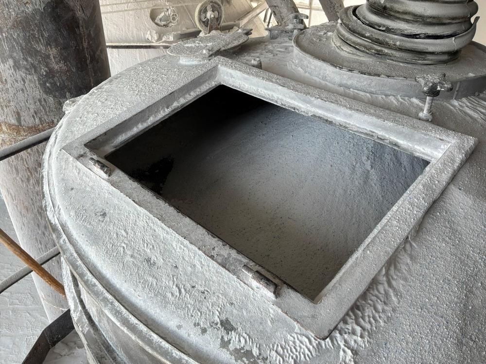 Vibration filter and storage tank