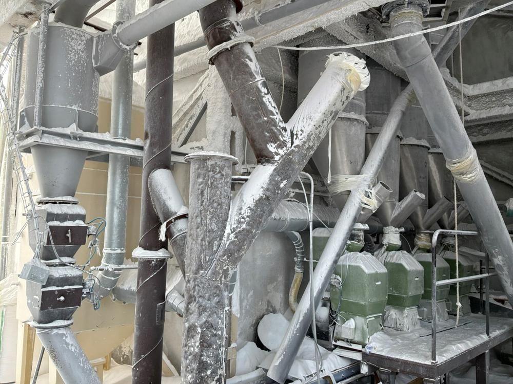 Dosing and adding station