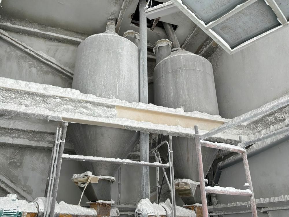 Dosing and adding station