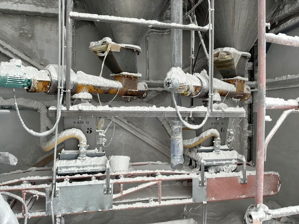 Dosing and adding station