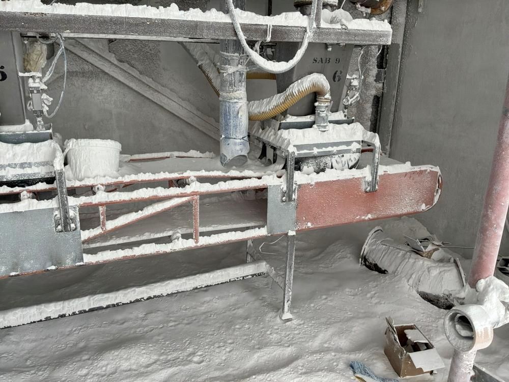 Dosing and adding station