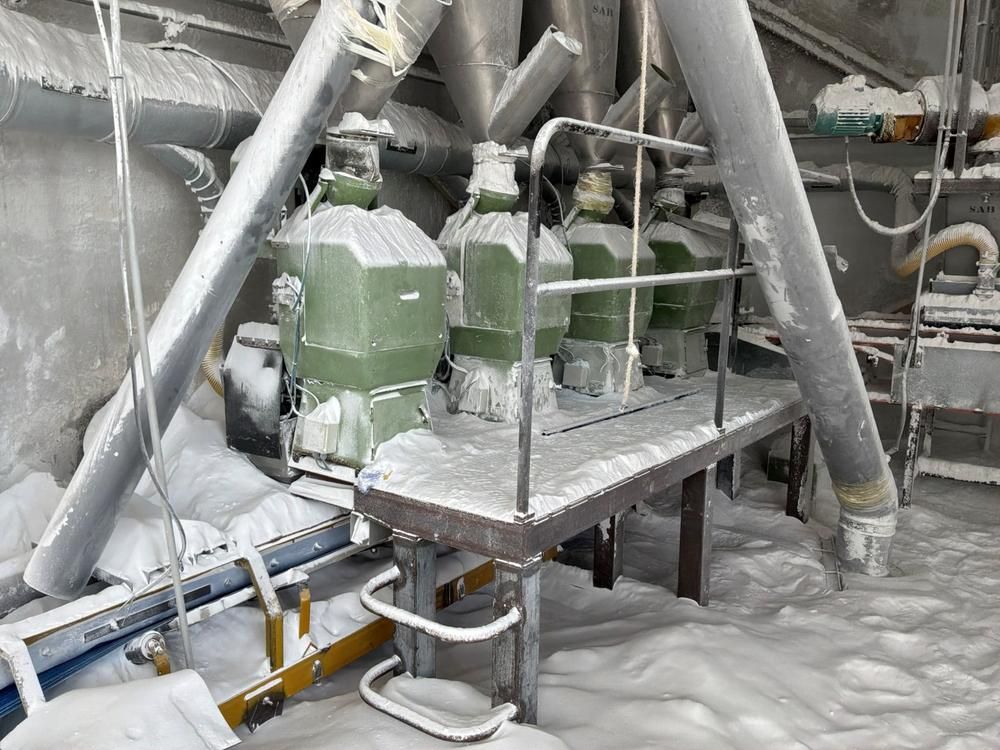 Dosing and adding station