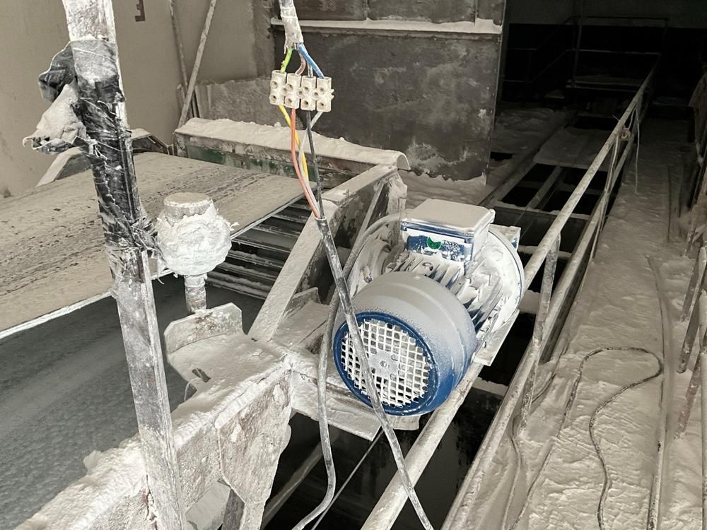 Hopper filling belt conveyor