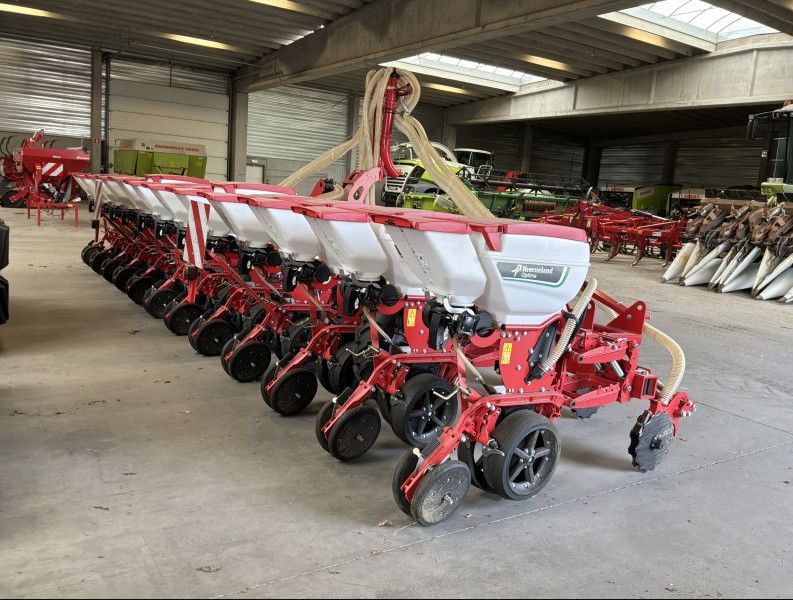 Kverneland Optima 9M HDIi precision seeder with front tank