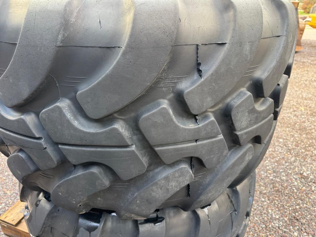 Alliance 620/40R22.5 Banden + velg