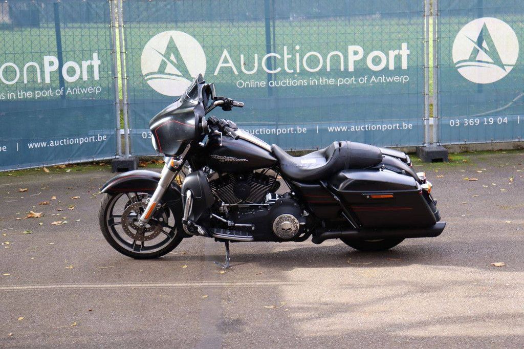 Harley-Davidson STREET GLIDE Motorrad Benzin 2015 (Marge)