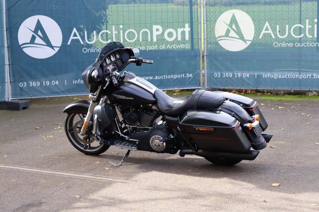Harley-Davidson STREET GLIDE Motorrad Benzin 2015 (Marge)