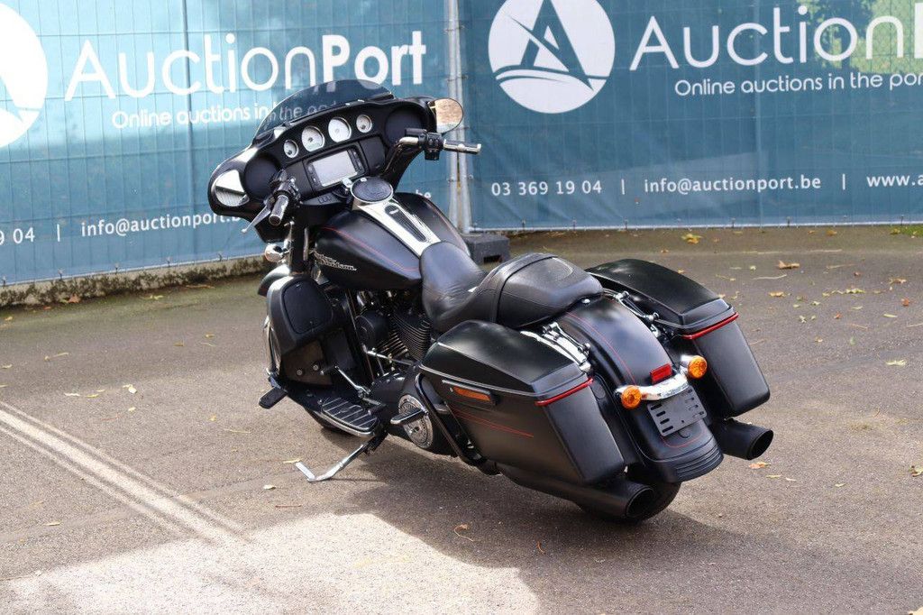 Harley-Davidson STREET GLIDE Motorrad Benzin 2015 (Marge)