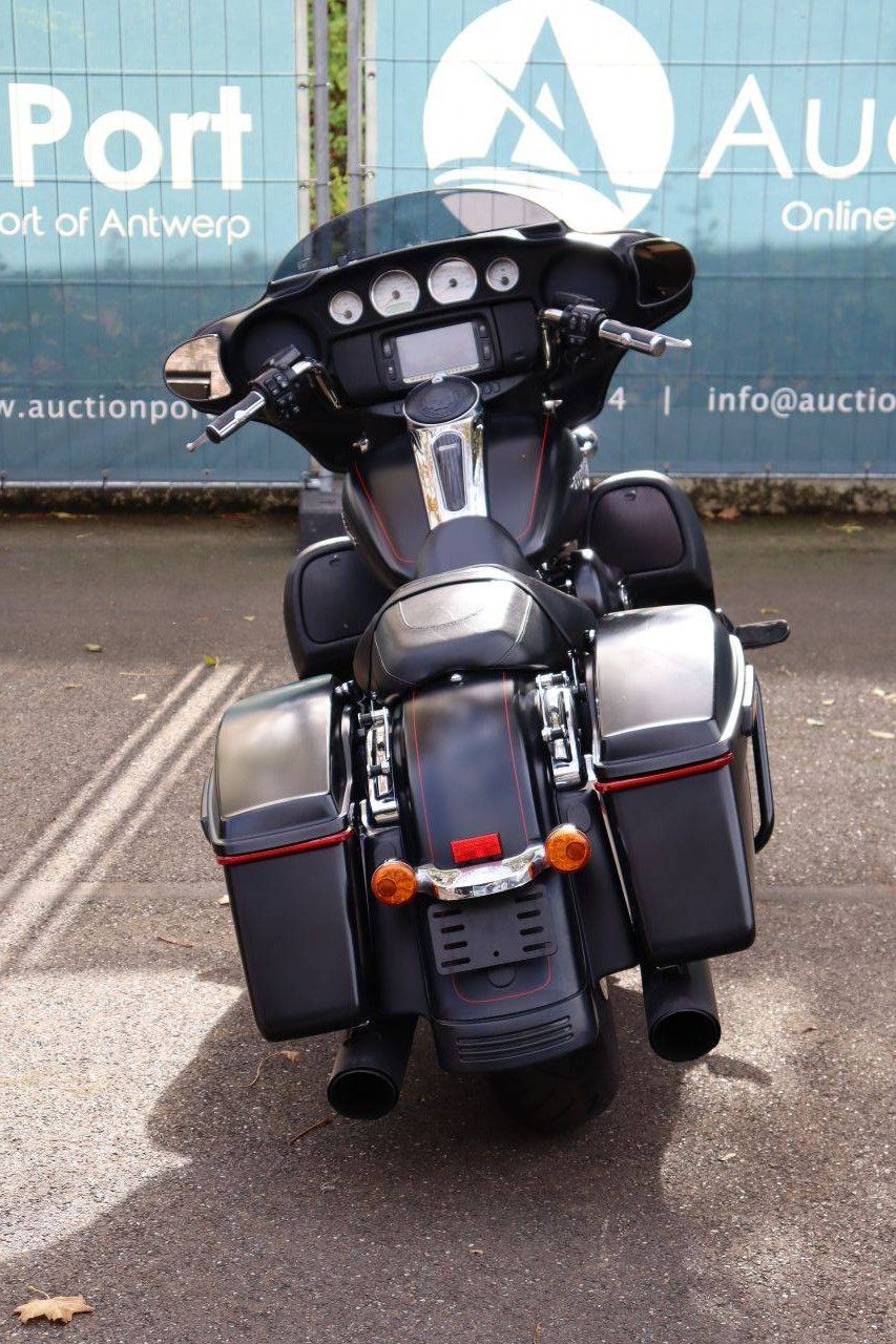 Harley-Davidson STREET GLIDE Motorrad Benzin 2015 (Marge)