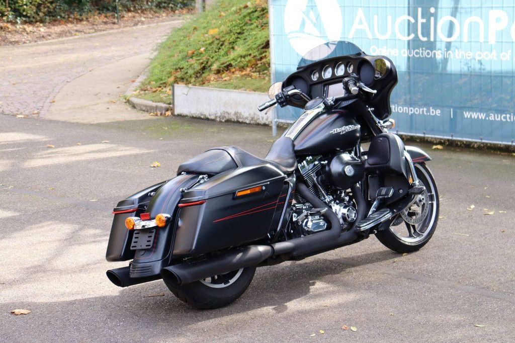 Harley-Davidson STREET GLIDE Motorrad Benzin 2015 (Marge)