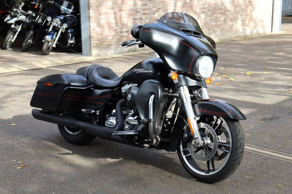 Harley-Davidson STREET GLIDE Motorrad Benzin 2015 (Marge)