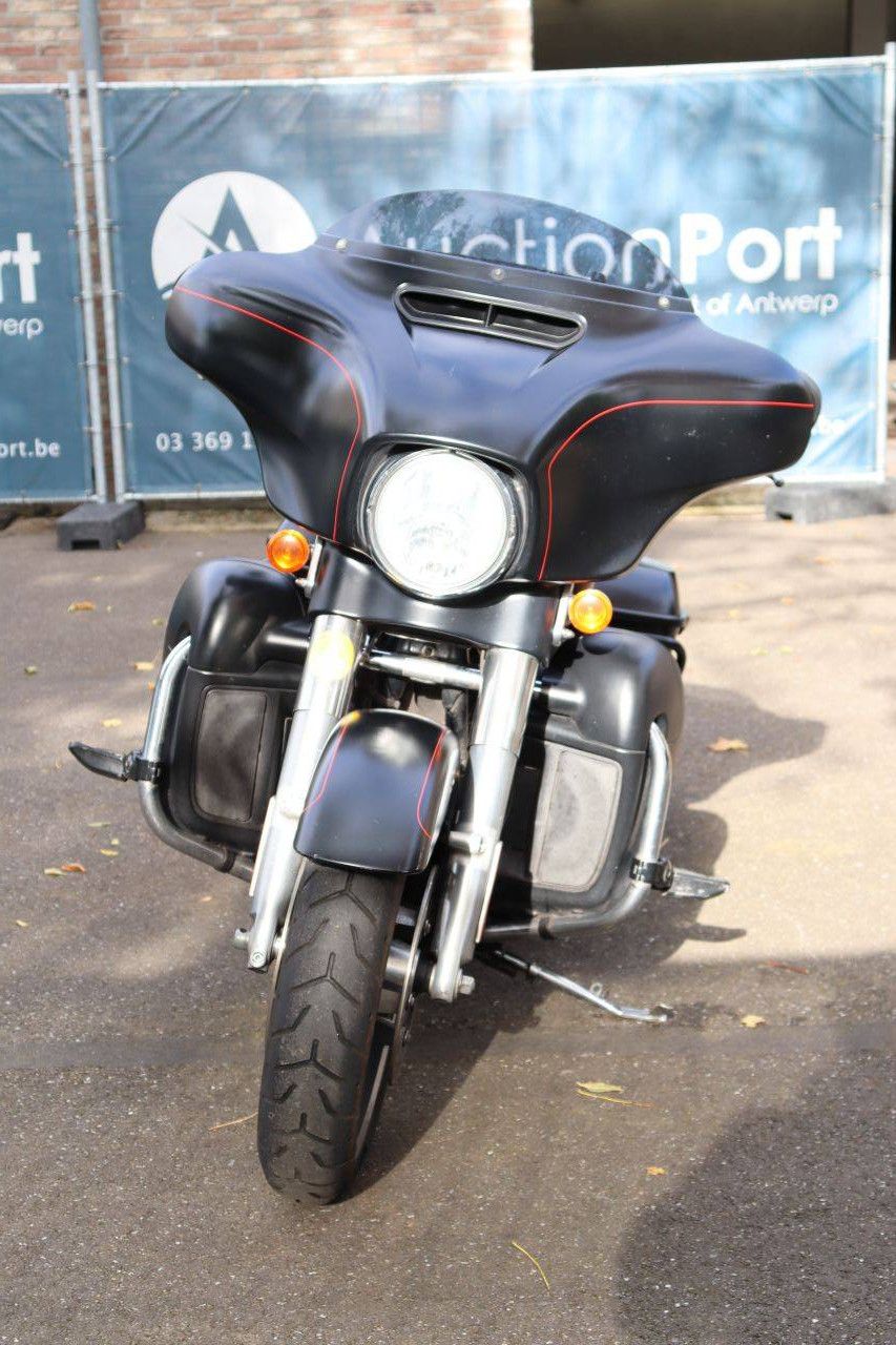 Harley-Davidson STREET GLIDE Motorrad Benzin 2015 (Marge)